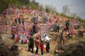 В Китае практикуют интернет-траур и виртуальные поездки на кладбище