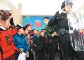 Китайские школы нанимают военную охрану для учеников