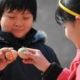 В Шанхае наступило лето: китайцы красят яйца и взвешиваются на весах
