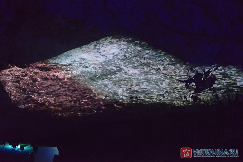 На стенах пещеры демонстрируется фильм о происхождении Земли