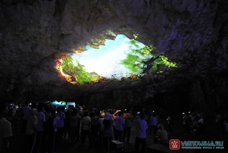 На стенах пещеры демонстрируется фильм о происхождении Земли