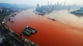 Река Янцзы стала красной