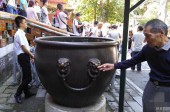 Китайская пара нацарапала сердечко на памятнике старины