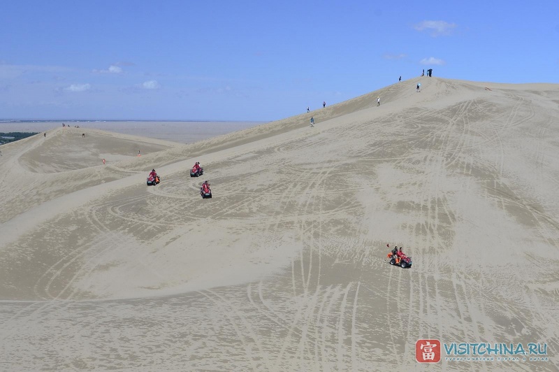 Гонки на квадроциклах по пустыне Такла Макан очень популярны среди туристов