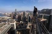 Мастера паркура пробежались по крышам Гонконга