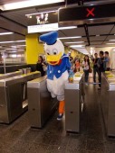 Герои мультфильмов спустились в метро: Хэллоуин в Гонконге