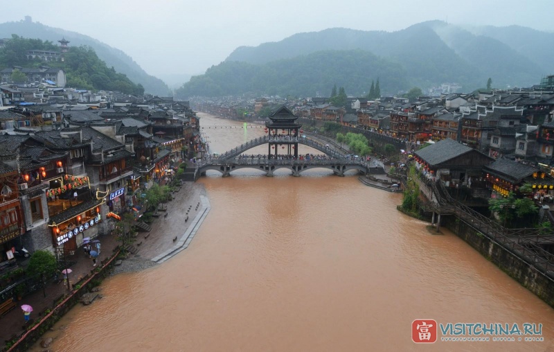 Река Тоцзян и мост Хунцяо