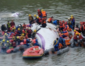 Самолет тайваньских авиалиний «Трансазия» упал в реку