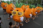 Гигантские морковки позвали китаянку замуж