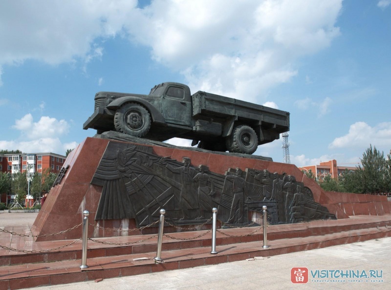 Памятник грузовику «Цзефан» СА10  – точной копии ЗиС-150