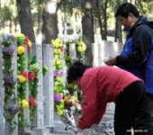 На китайских кладбищах штрафуют за большие могилы