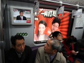 Китайские пенсионеры спасаются от жары в автобусах и метро