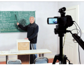 Пожилой учитель математики из Китая записывает бесплатные видеолекции для детей