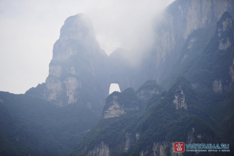Гора Тяньмень, вид со стороны театра