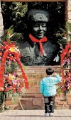 В Шанхае почтили память альтруиста Лэй Фэна