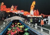 Праздник фонарей на дисплеях привлекает туристов в Шанхай