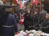 Китайский официант носит на голове 15 кг блюд 