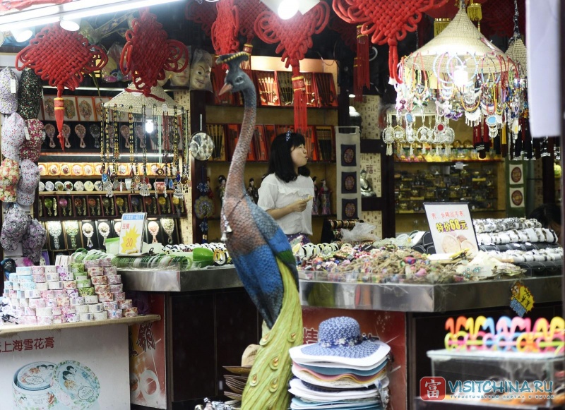 Сувенирные лавочки и магазины города доставляют удовольствие и радость выбором, качеством и ценами