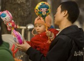 Китайские родители ищут отравленное детское питание