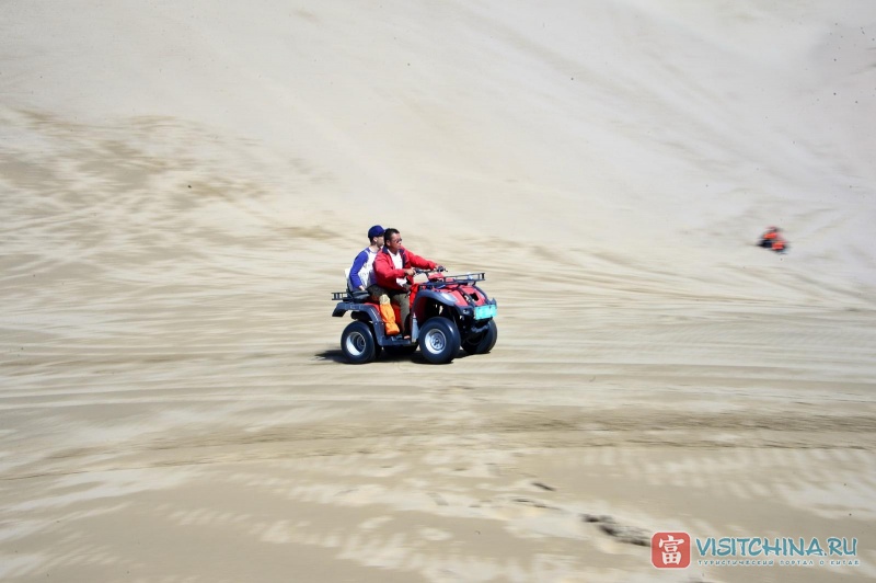 Гонки на квадроциклах по пустыне Такла Макан очень популярны среди туристов