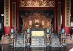 Императорский трон в Зале Высшей Гармонии