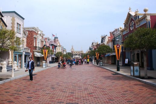 Main_Street_USA_of_Hong_Kong_Disneyland.jpg