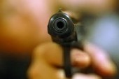 В Гуанси пьяный милиционер убил знакомого из табельного пистолета