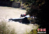 Автобус с туристами упал в реку в Тибете