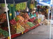 Первый рынок продуктов и ночной рынок одежды и сувениров в Санья