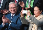 Первая леди КНР замечена в пользовании китайским смартфоном