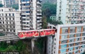 Китай: поезд в жилом доме