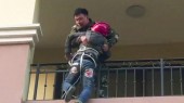 Китайская бабушка спустила внука на веревке с балкона третьего этажа, чтобы достать упавшее одеяло