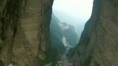 Китай открыл стеклянную тропу на высоте 1,2 км