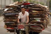 Китайский миллионер собирает мусор на улицах города