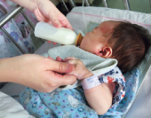 Врачи Шанхая ищут способы лечения новорожденного с жирной кровью