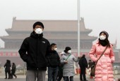 Пекин по-прежнему окутан плотным туманом, который привел к серьезному ухудшению качества воздуха