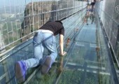 Самый длинный в мире стеклянный мост открылся в Китае
