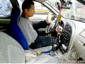 Китайская полиция оштрафовала водителя, рулившего ногой