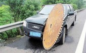 Гигантская фреза врезалась в автомобиль в Китае
