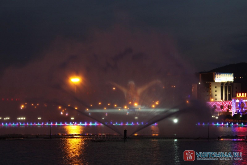 Шоу фонтанов на озере Жи Юэ