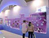 Женщины и дети Китая на выставке в Пекине