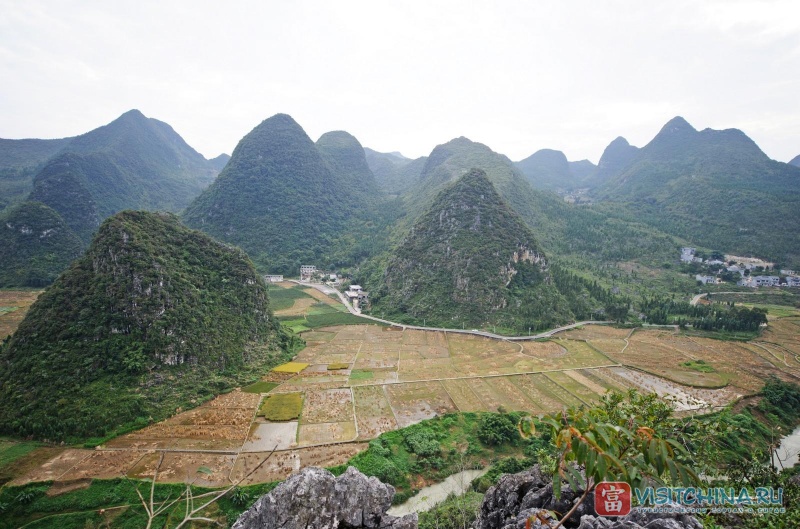 Каменный лес, а точнее сказочная долина Xingyi National Park – это ещё и девять национальных деревень.