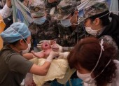 Китайские спасатели приняли роды у жертвы землетрясения