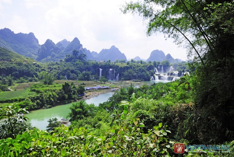 По реке проходит граница между Китаем и Вьетнамом