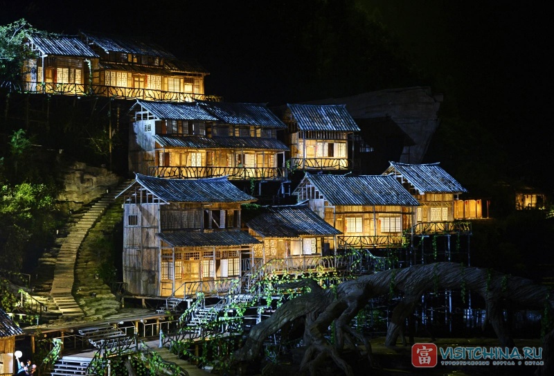 Декорации деревни встроены в склон настоящей горы