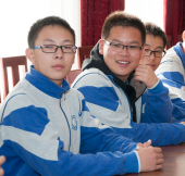Почему так много китайских детей носит очки?