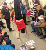 Экс-звезда китайской гимнастики просит милостыню в метро