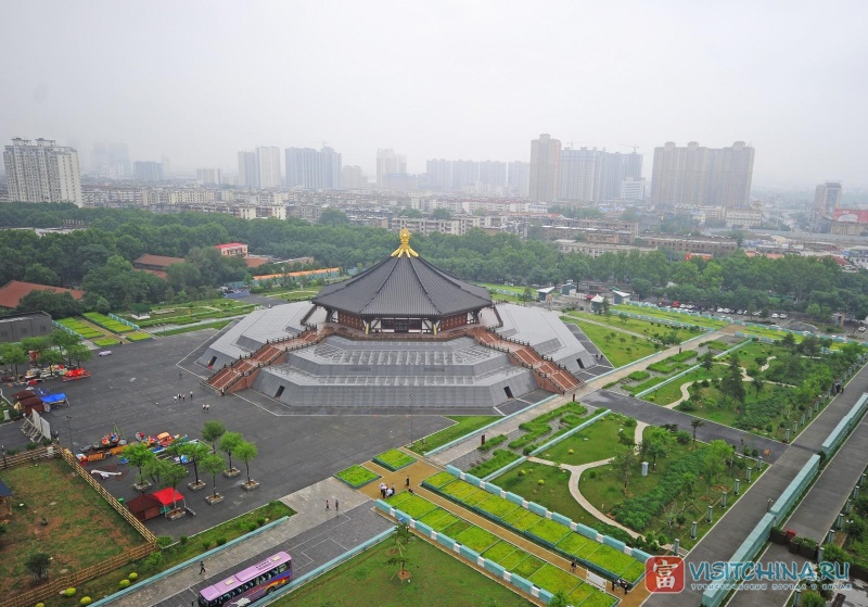 Вид на храм Мин с галереи хряма Тянь