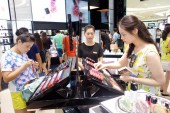 Китай снижает ввозные пошлины на косметику, обувь и одежду