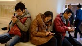 Половина китайских родителей предпочитает детям телефон
